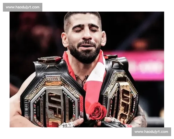 托普里亚 2 分 32 秒弑神!UFC 轻量级王座易主,奥利维拉王朝彻底终结 托普里亚 2 分 32 秒弑神!UFC 轻量级王座易主,奥利维拉王朝彻底终结