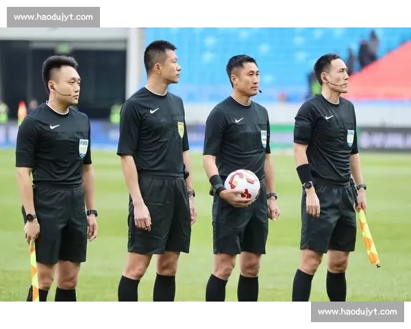 中国裁判马宁携海信 VAR 亮相世俱杯 执法与科技双突破 中国裁判马宁携海信 VAR 亮相世俱杯 执法与科技双突破