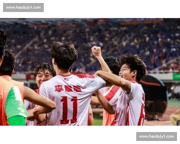 湘超首球！李章毓头球破门点燃贺龙体育场
